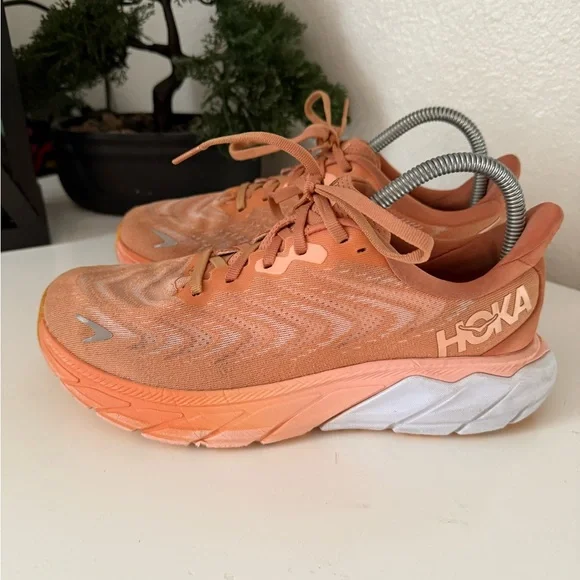 Hoka Arahi 6 Women's Coral and White Athletic Shoes - Picture 4 of 7